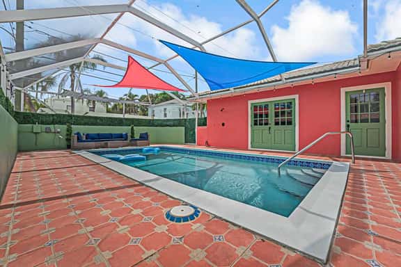 Heated Pool| 1M to Beach |Walk to DT|Golf - Image 1