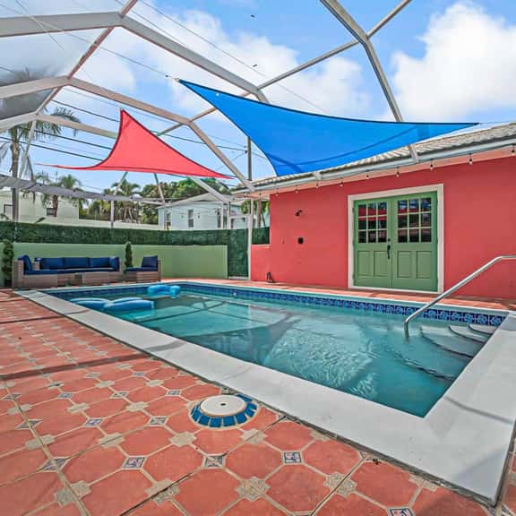 Heated Pool| 1M to Beach |Walk to DT|Golf - Image 1