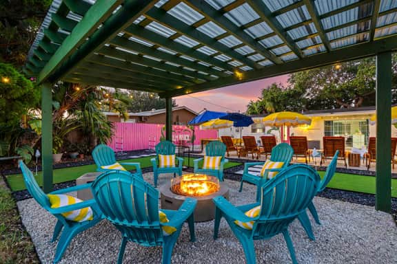 Poolside Oasis | FirePit, MiniGolf, Arcade, Games!