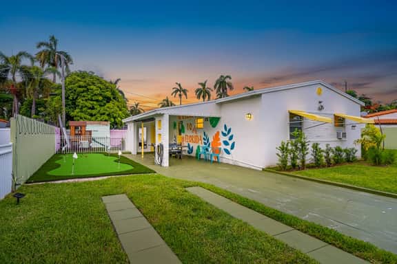 Backyard Oasis | MiniGolf, FirePit, PingPong, Fun!