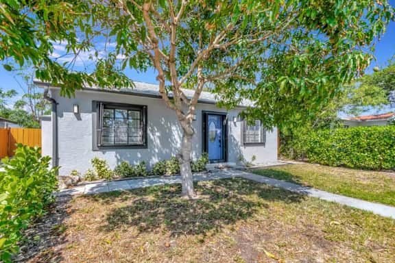 Pet-Friendly Cottage | Walk to Water + DT
